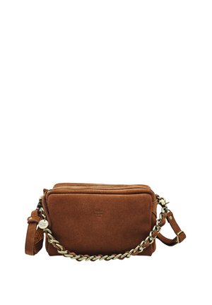 Sac besace rectangulaire en daim marron avec poche zippée à l'avant, détail chaîne dorée et bandoulière en cuir réglable.