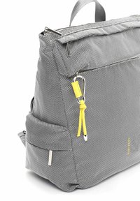 Grau gewebter Stoff-Rucksack mit großem Reißverschluss oben, Fronttasche, gelber Akzentgurt und silbernen Hardware-Details.