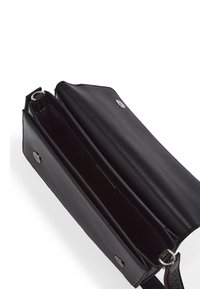 Borsa a tracolla in pelle nera con una texture liscia, dotata di chiusura a scatto magnetico e una lunga tracolla. Lo spazio interno aperto è visibile.