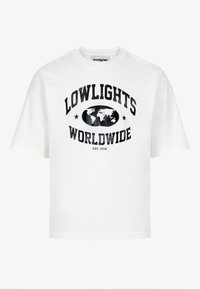 Bílé bavlněné tričko s krátkým rukávem, na kterém se nachází černý grafický potisk světové mapy a text "LOWLIGHTS WORLDWIDE EST. 2018".