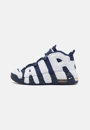 Nike Sportswear AIR MORE UPTEMPO UNISEX - Zapatillas - white/midnight navy/metallic gold/university red