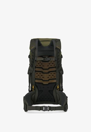 Vista trasera de mochila de senderismo de color verde oliva con panel trasero de malla acolchado, correas ajustables para los hombros y hebillas en el pecho y la cintura.