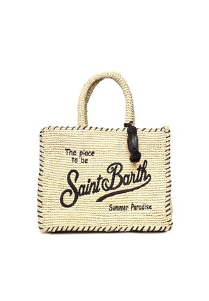 Sac cabas en paille tressée avec coutures noires, pompon noir et texte « The place to be Saint Barth Summer Paradise » sur le devant.