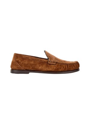 Mocassin en daim marron avec des détails cousus et une semelle basse noire, présenté de côté sur fond blanc.