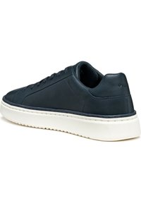 Sneaker in pelle blu navy con suola in gomma bianca, caratterizzato da punta rotonda, sistema di allacciatura e texture liscia. Marchio ben visibile sul tallone.