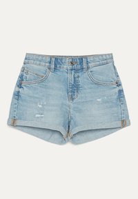 Pantalones cortos de mezclilla azul claro con dobladillo deshilachado, bolsillos delanteros y un ajuste holgado. Detalles desgastados cerca de los bolsillos que añaden textura.