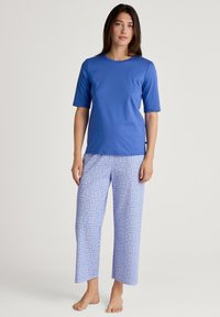 Blauw T-shirt met korte mouwen en lichtblauwe pyjamabroek met een bloemenpatroon, gemaakt van zachte, ademende stof.