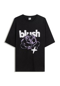 Čierne bavlnené tričko s krátkymi rukávmi so začlenenou grafikou fialovej ruže a slovom "blush" v tučnom bielom písme, doplnené bielou hviezdou.