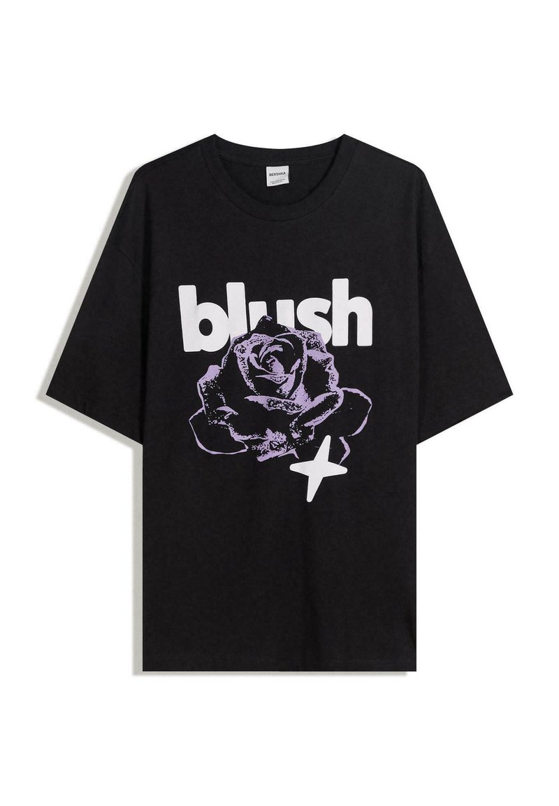 Čierne bavlnené tričko s krátkymi rukávmi so začlenenou grafikou fialovej ruže a slovom "blush" v tučnom bielom písme, doplnené bielou hviezdou.