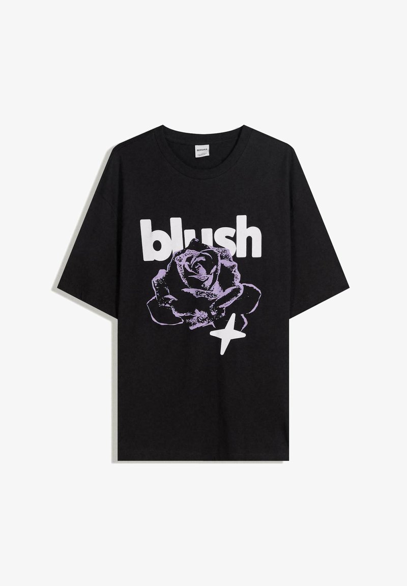 Čierne bavlnené tričko s krátkymi rukávmi so začlenenou grafikou fialovej ruže a slovom "blush" v tučnom bielom písme, doplnené bielou hviezdou.