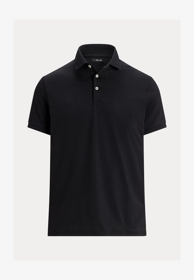 Polo de manga corta negro con tres botones blancos y un collar clásico sobre un fondo claro.