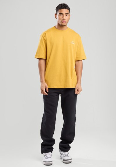 Siksilk Script T-shirt Amarillo Chile En Camiseta SikSilk Script