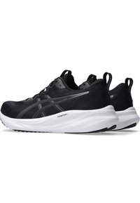 Schwarze Sportschuhe mit einem atmungsaktiven Mesh-Obermaterial, reflektierenden Akzenten, dicker weißer Zwischensohle und minimalistischem Design. Strukturierte schwarze Fersendetails.