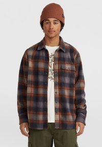 Flannel skjorte med et ternet mønster i mørkeblå, orange og grå nuancer, knappet foran, en brystlomme og blød tekstur.