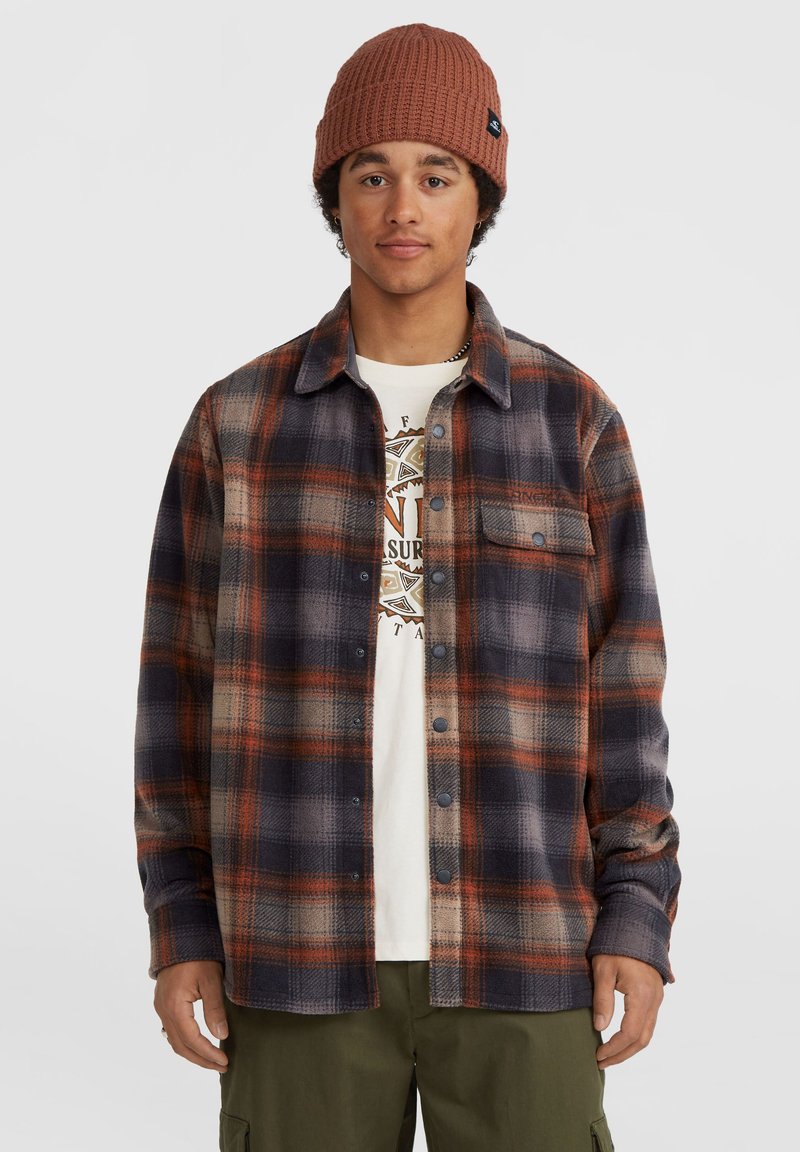Flannel skjorte med et ternet mønster i mørkeblå, orange og grå nuancer, knappet foran, en brystlomme og blød tekstur.