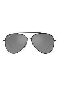 Occhiali da sole aviatori in metallo nero con lenti grigie ampie. Presentano un doppio arco superiore e cuscinetti per il naso per maggiore comfort. Design minimalista, senza ulteriori dettagli.