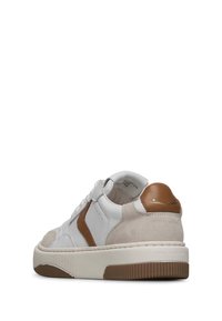 Sneaker bianco con accenti in suede e pelle color tan, suola in gomma testurizzata, punta tonda e sistema di allacciatura. Marchio sul tallone.