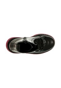 Scarpa in pelle verniciata nera con finitura lucida, caratterizzata da una punta tonda, lacci neri e una suola rossa a contrasto. Design strutturato con dettagli di cucitura.