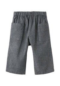 Sive karirane kratke hlače z elastičnim pasom in dvema stranskima žepoma. Tkanina ima teksturiran vzorec, kar daje sproščen videz.