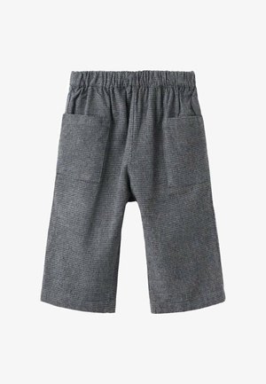 Šedé kockované šortky s elastickým pásom a dvoma postrannými vreckami. Textília má textúrovanú väzbu, ktorá poskytuje neformálny vzhľad.