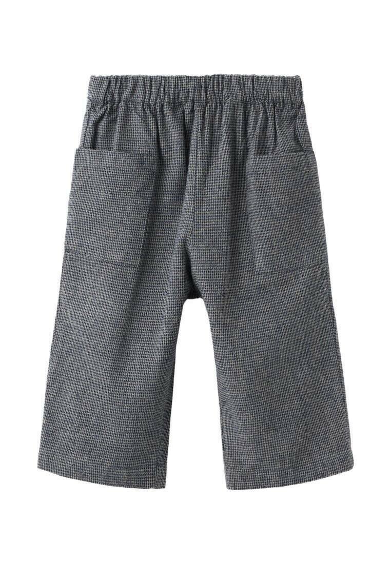 Sive karirane kratke hlače z elastičnim pasom in dvema stranskima žepoma. Tkanina ima teksturiran vzorec, kar daje sproščen videz.