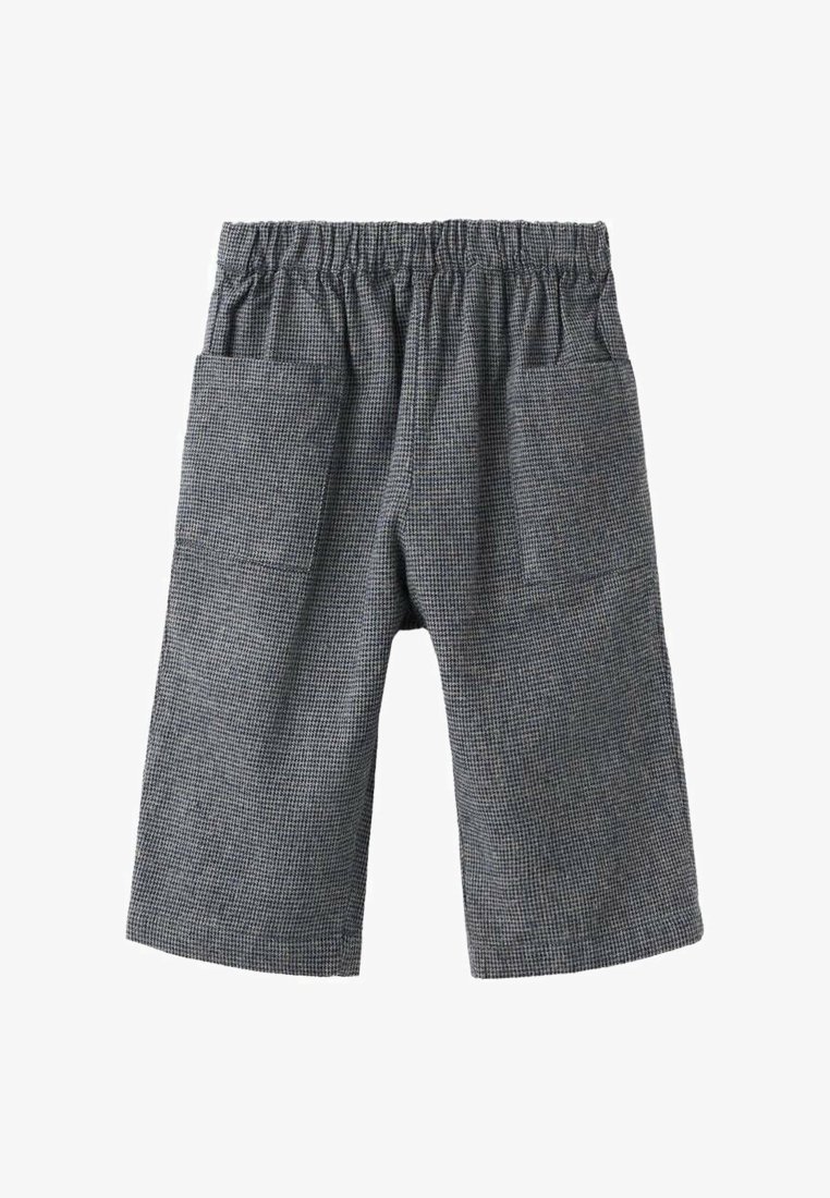 Sive karirane kratke hlače z elastičnim pasom in dvema stranskima žepoma. Tkanina ima teksturiran vzorec, kar daje sproščen videz.