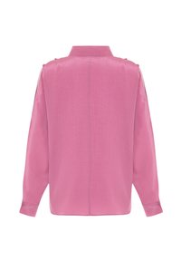 Blusa rosa a maniche lunghe con una texture morbida e leggera, dotata di colletto e dettagli con bottoni sulle spalle. Design della schiena liscio.