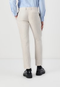 Isaac Dewhirst THE WEDDING LOOK SUIT SLIM - Κοστούμι - beige