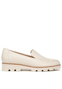 Crème leren loafers met een gladde afwerking, ronde neus en een stevige witte zool met uitsparingen voor extra grip.