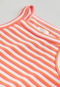 Ærmeløs top i ribstrikket stof med horisontale striber i pink, orange og hvid, med en påsyet NEXT-mærkat nær halsudskæringen.