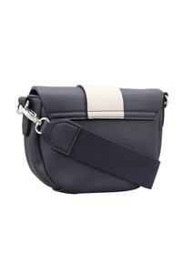 Borsa a spalla in pelle blu scuro con una striscia di accentuazione color crema. Presenta una forma rotonda, una tracolla regolabile e hardware in argento. Superficie testurizzata.