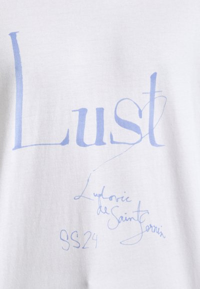 Balta medvilninė marškinėlių su šviesiai mėlynu tekstu „Lust“ ir ranka rašytomis detalėmis, įskaitant „Ludovic de Saint Sernin“ ir „SS24.“