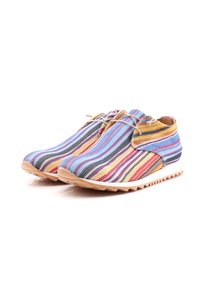 Scarpe a strisce multicolori con tomaia in tessuto che presenta blu, giallo e viola. Suola leggera con un design testurizzato e scanalato.