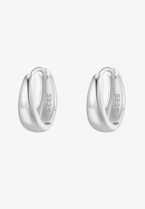 Srebrne kolczyki nauszników z gładką, wypolerowaną powierzchnią i delikatnym zaokrągleniem. Wygrawerowane "S925" po wewnętrznej stronie.