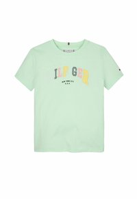 T-shirt in cotone verde menta con maniche corte, caratterizzata da testo multicolore "HILFIGER NEW YORK CITY U.S.A." e un piccolo logo decorativo sulla manica.