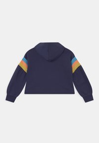 Marinblå kort hoodie med färgglada randiga band i blått, orange och gult på de övre ärmarna och ribbade muddar.