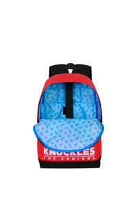 Mochila de tela roja con un acento negro en la base. El interior presenta un forro azul con un patrón de azul claro repetido y un divisor central.