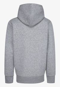 Sudadera gris con capucha, hecha de una tela suave. Presenta mangas largas, puños acanalados y un corte holgado. Diseño liso, sin logotipos visibles.