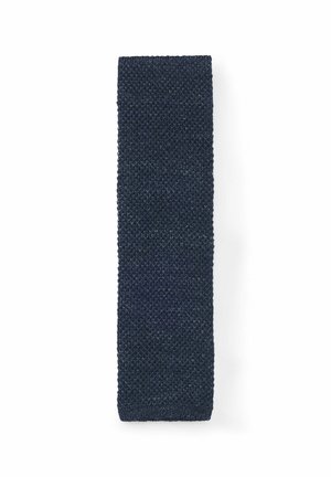 Dunkelblaues gestricktes Stoffarmband mit strukturiertem Muster, rechteckig und flach vor weißem Hintergrund.