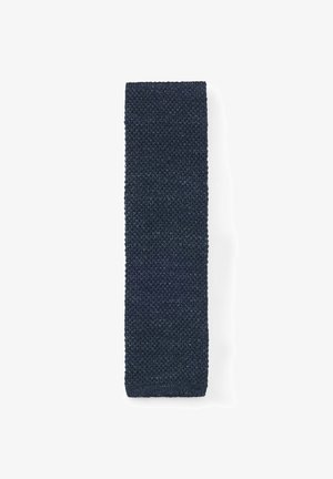 Donkerblauw gebreid stoffen polsbandje met een gestructureerd patroon, rechthoekig en plat tegen een witte achtergrond.