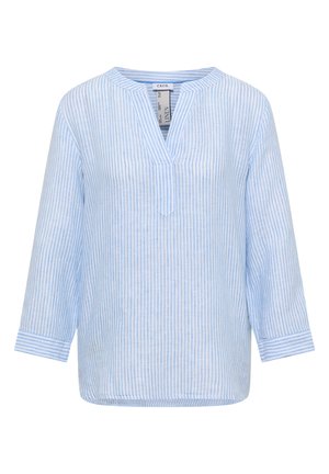 Blouse en lin à rayures verticales bleu clair et blanches, manches trois-quarts et encolure ronde fendue.