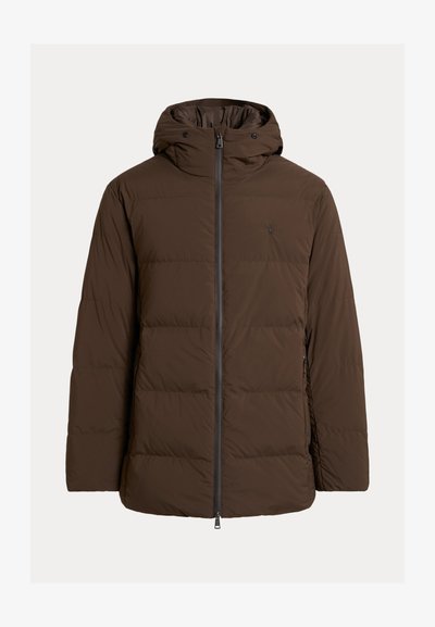 Ruda paminkštinta striukė su gaubtu, su užtraukiama priekyje ir šoninėmis kišenėmis, pagaminta iš lygaus audinio su horizontaliomis dygsniuotomis dalimis.