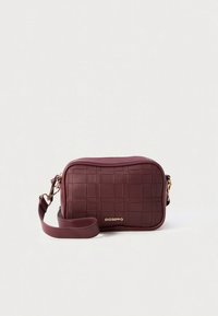 Bordeauxrode rechthoekige crossbodytas met een geweven textuur, gouden accenten en een verstelbare riem. Merkembleem zichtbaar aan de voorkant.