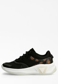 Scarpa sportiva nera con tomaia in rete e dettagli in pelle, suola intermedia bianca a contrasto e motivo testurizzato lungo i lati.