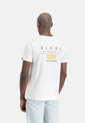 Weißes T-Shirt mit einem grauen und gelben bedruckten Logo auf der Rückseite, kurzen Ärmeln, rundem Ausschnitt und einem lässigen Schnitt.