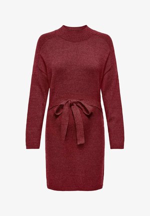 Bordeaux gebreid jurkje met lange mouwen en hoge hals, voorzien van een strik in de taille en subtiele textuur. Rechte snit met zijsplitten.