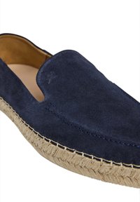Marinblå mocka slip-on sko med en espadrille-jutessula, med en sydd design och rund tå. Inga synliga detaljer eller accenter.