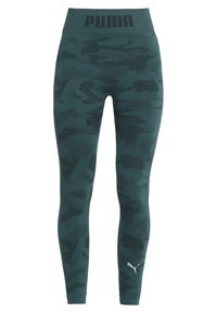 Ciemnozielone legginsy w deseń kamuflażu marki Puma z wysokim stanem oraz logiem Puma na pasku i dolnej części nogawki.