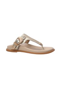 Guld metallisk thong sandal med en bred rem, spænde accent og en kontureret beige fodseng samt en brun gummisål.