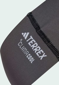 Čierna tkanina TERREX ClimaCool s elastickým šitím; obsahuje branding v bielom texte, prezentuje hladký, štíhly tvar a moderný dizajn.
